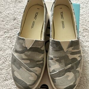 TOMS Camouflage Slip-On Shoes Like New